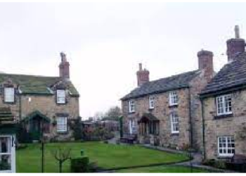 अमेरिका का एक अनूठा गांव, जहां एक ही रंग में रंगे हैं गांव के सभी दरवाजे