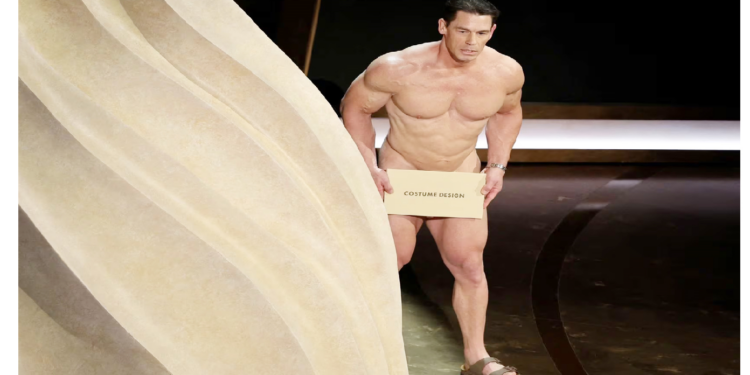 जानिए क्यों बिना कपड़ों के मंच पर पहुंच गए जॉन सीना