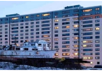 अलास्का के जंगल में बसा ये अनोखा शहर…..एक ही छत के नीचे रहते हैं 217 लोग