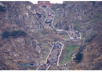 चीन का वो मंदिर जहां पहुंचते ही छिन जाती है पैरों की ताकत