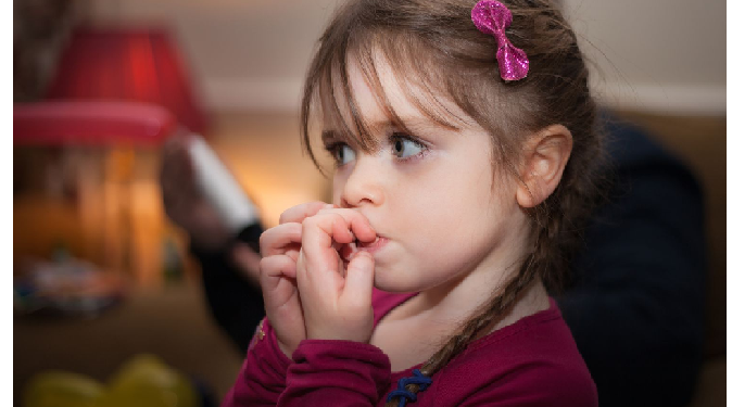 बच्चे के पैर हिलाने या नाखून चबाने की आदत ऐसे होगी दूर