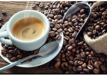 अमेरिकी टीनएजर्स जागने के लिए करते हैं कैफीन का सेवन