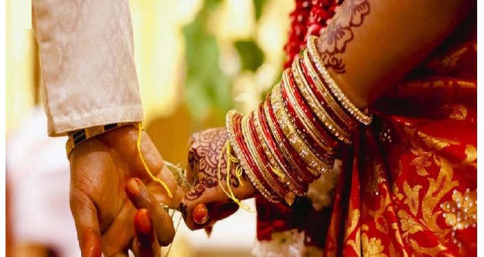 दक्षिण कोरिया में दूल्हे की होती है डंडे, जूते, चप्पल या मछली से पिटाई, भारत में भी कई अनोखी रस्मे