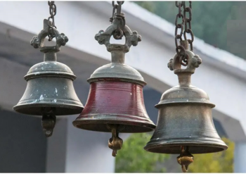 मंदिर में घंटी से वातावरण होता है शुद्ध और पवित्र