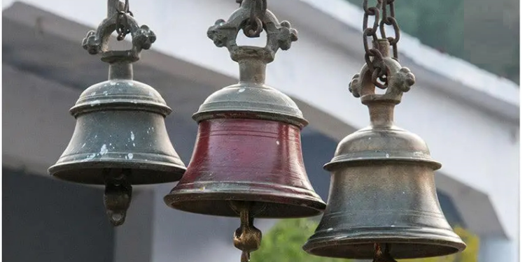 मंदिर में घंटी से वातावरण होता है शुद्ध और पवित्र