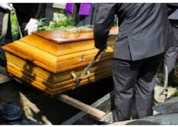 महिला को दफनाने के लिए ताबूत में डाला…फिर अचानक हो गया करिश्मा