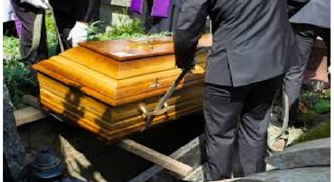 महिला को दफनाने के लिए ताबूत में डाला…फिर अचानक हो गया करिश्मा