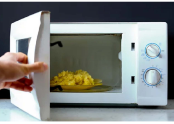 माइक्रोवेव में बार-बार खाना गर्म करने से होता है ये नुकसान