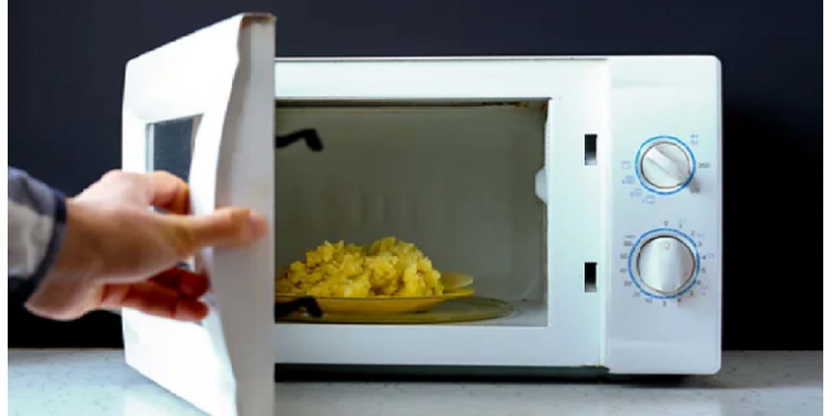 माइक्रोवेव में बार-बार खाना गर्म करने से होता है ये नुकसान