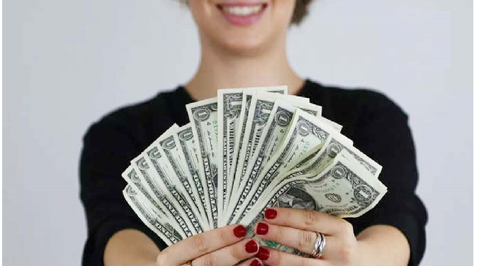 महिला को रास नहीं आया बिना काम पैसा, कंपनी पर लगाया केस