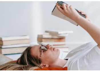 बुक्स पढ़ते समय पीठ के बल लेटना नहीं चाहिए, चश्मा लगाने वाले इन बातों का जरूर रखें ख्याल