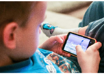 बच्चों का फोन में डूबे रहना फोन एडिक्शन के लक्षणों में शामिल