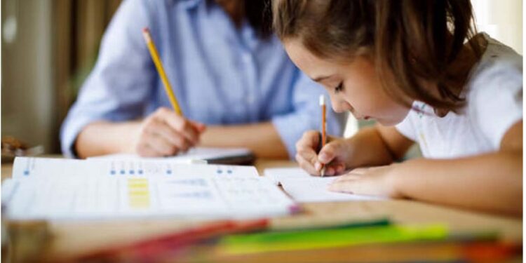 बच्चों को लिखना इस प्रकार सिखाएं