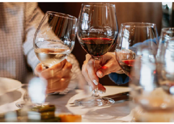 शराब में मिला देते हैं कटा हुआ अंगूठा, फिर भी मजे लेकर पीते हैं लोग