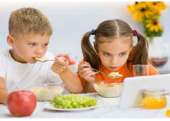 इलेक्ट्रॉनिक गैजेट्स की मदद से ना खिलाएं बच्चों को खाना, होते हैं ये नुकसान