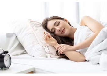 तकिए का इस्तेमाल जरुरी या फिर नहीं, जानिए तकिए के फायदे और नुकसान