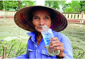 सिर्फ पानी और कोल्ड ड्रिंक के सहारे जिंदा है 77 साल की महिला, जानिए कैसे?