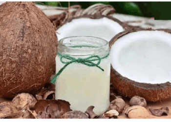 Coconut water: नारियल पानी से निखरेगी चेहरे की सुंदरता, डार्क सर्कल्स करे दूर