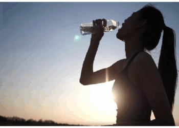 प्लास्टिक की बोतल से पानी पीना सेहत के लिए गंभीर खतरा