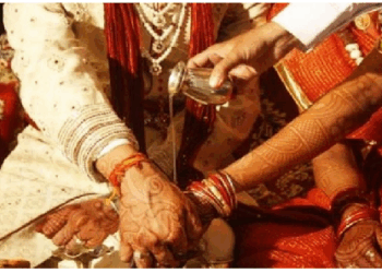 क्या आप जानते हैं कि धार्मिक अनुष्ठानों में पत्नी क्यों बैठती है बाईं ओर ?