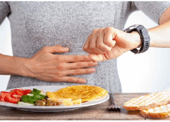 रात का खाना देर से खाने से पडता है विपरीत असर