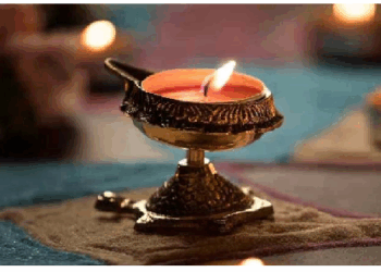दीपक और पूजा की इन चीजों को भूलकर भी ना रखें जमीन पर
