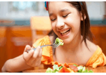 बचपन से पौष्टिक भोजन खाने के लिए करें प्रेरित