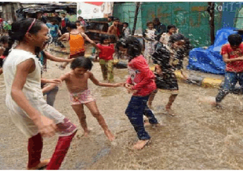 बारिश के मौसम में बच्चों का इस प्रकार रखें ध्यान