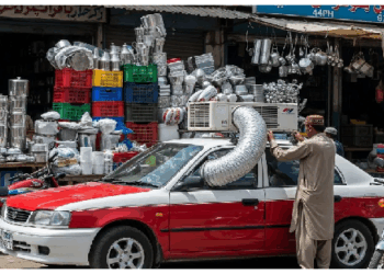 गर्मी से राहत पाने अफगानिस्तानी टैक्सी वालों ने निकाला गजब का जुगाड़, बिना AC महसूस करें कूल-कूल