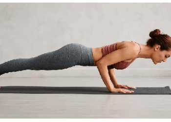 शरीर को मजबूती देने के साथ मन को भी स्थिर करता है चतुरंग दंडासन