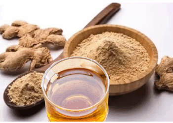 अदरक पाउडर के साथ गुनगुना पानी पीना बेहद लाभकारी