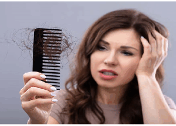 बाल झड़ने से रोकने आजमाएं ये टिप्स