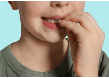 बच्चों को नाखून चबाने की आदत से बचाएं