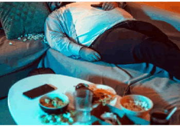 सूर्यास्त के बाद देर से भोजन करना पाचन तंत्र के लिए हानिकारक