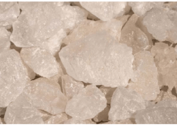 त्वचा संबंधी दिक्कतों को भी दूर करती है फिटकरी