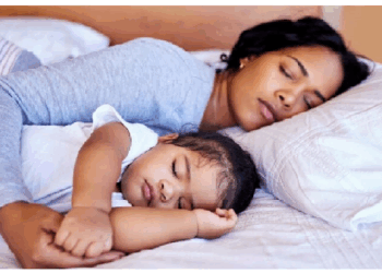 बच्चों के मानसिक विकास के लिए जरूरी है अभिभावकों के साथ सोना