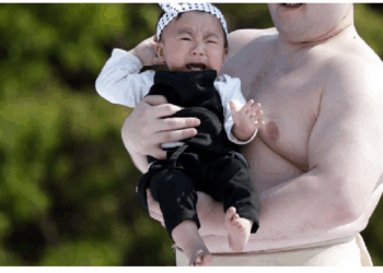 मासूम को डराने के लिए पहनते हैं डरावने मुखौटे, बच्चा रोया तो समझो भाग गई बुरी आत्माएं