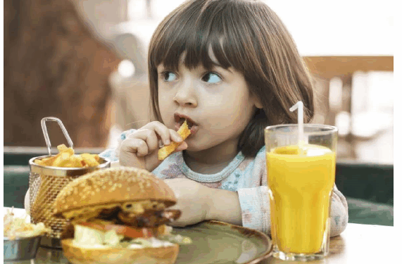 जंक फूड और रेडी टू ईट खाने से बच्चों को होता है नुकसान, ऐसे जगायें बच्चों में खाने के प्रति रुचि