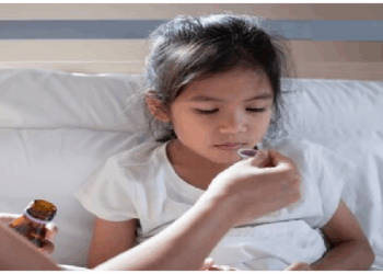 बच्चों को दवा देते समय रखें सावधानी