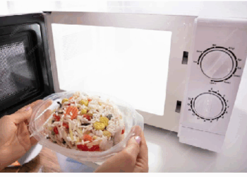 माइक्रोवेव में खाना गर्म करने से कैंसर का कोई प्रमाण नहीं