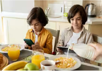 इलेक्ट्रॉनिक गैजेट्स की मदद से बच्चों को खाना ना खिलाएं