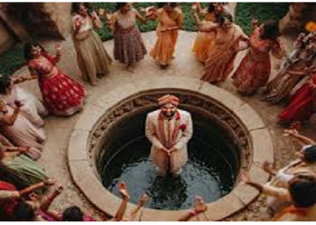 दूल्हे को कुएं में धक्का देकर पानी में फेंकने की है यहां परंपरा