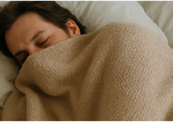 कंबल से मुंह ढंककर सोने की आदत से गंभीर खतरा