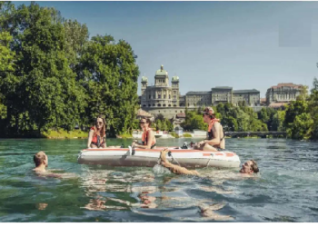 अरे बाप रे…..यहां पर नदी में तैरते हुए ऑफिस जाते हैं लोग