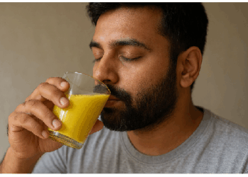 दूध में हल्दी और घी मिलाकर पीने से मिलती है जोड़ों के दर्द में राहत 