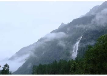 बादलों के ऊपर बसी अनिनी वैली, जहां की धुंधयुक्त सड़कें ले जाती हैं जन्नत तक