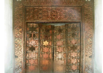 आगरा किले में रखा है गजनवी के मकबरे का दरवाजा, अंग्रेजों ने सोमनाथ मंदिर का बताया था