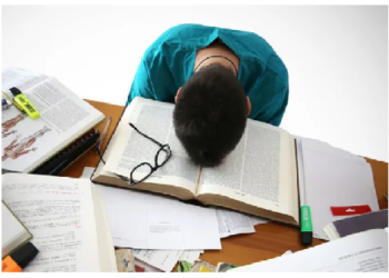 पढ़ाई के बोझ के कारण बच्चों को हो रहा मानसिक तनाव