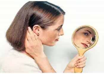 सुबह उठते ही आईना देखने से होता है नकारात्मक ऊर्जा का प्रभाव