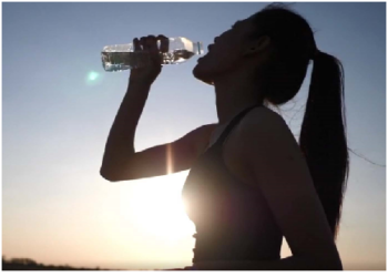 पानी कम पीने से ब्लड होता है गाढ़ा, इससे ब्रेन स्ट्रोक और हार्ट अटैक का रिस्क